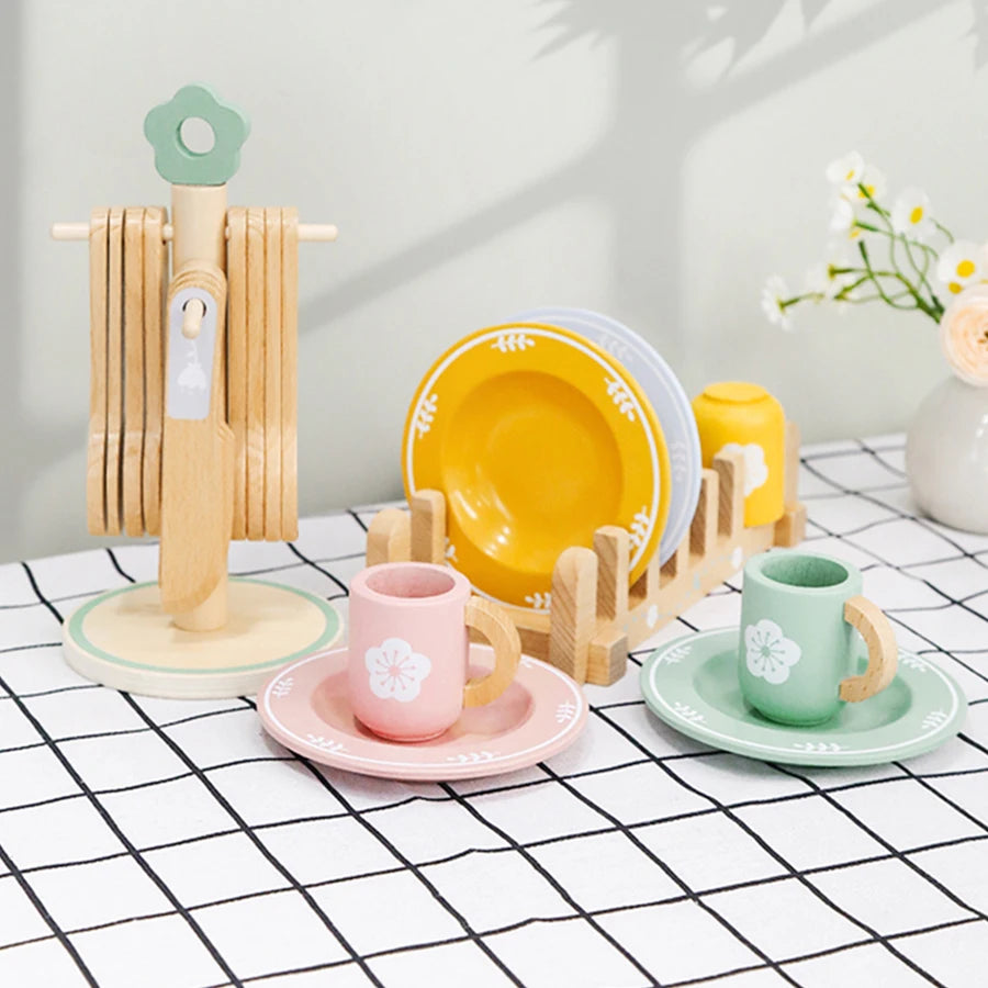 Little wooden tableware set