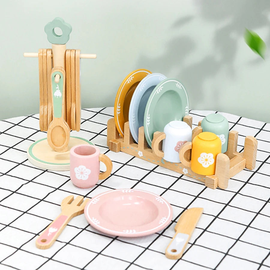 Little wooden tableware set